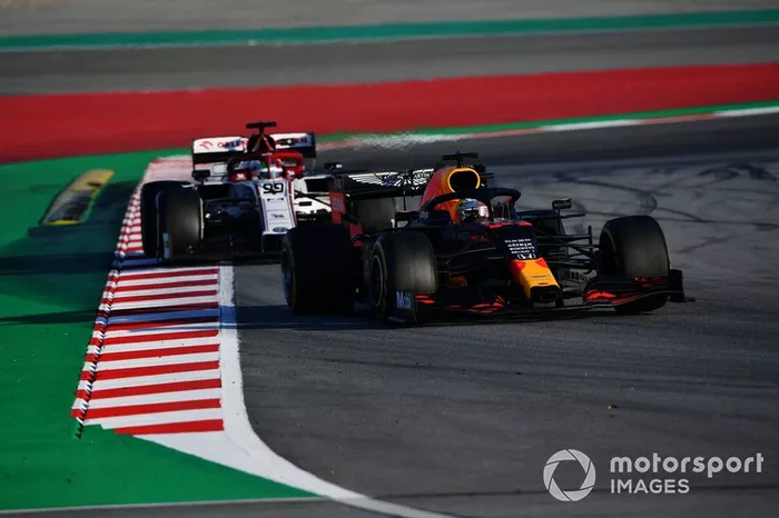 Max Verstappen, Red Bull Racing RB16, Antonio Giovinazzi, Alfa Romeo Racing C39