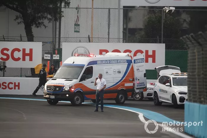 L'ambulanza è pronta a portare via Daniel Abt, Audi Sport ABT Schaeffler dalla scena dell'incidente