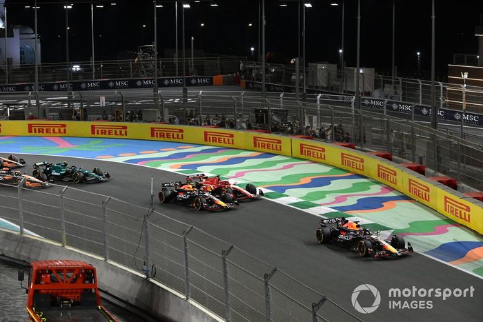 Max Verstappen, Red Bull Racing RB20, Charles Leclerc, Ferrari SF-24, Sergio Pérez, Red Bull Racing RB20, Fernando Alonso, Aston Martin AMR24, Oscar Piastri, McLaren MCL38, el resto de la parrilla en la salida.
