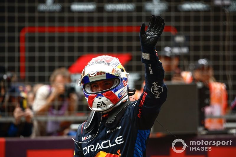 Max Verstappen, Red Bull Racing, 1° posizione, festeggia in parco chiuso dopo la volata