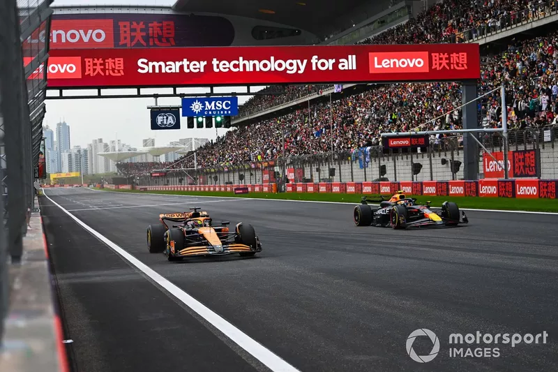 Oscar Piastri, McLaren MCL38, Sergio Perez, Red Bull Racing RB20