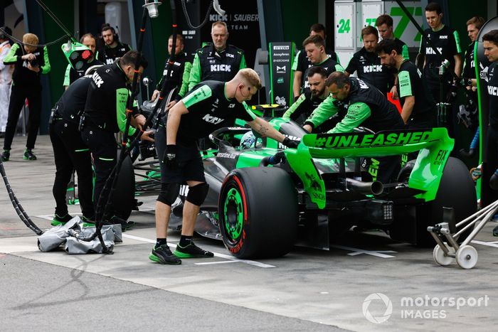 Mecánicos de la Kick Sauber traer en el coche de Zhou Guanyu, Kick Sauber C44