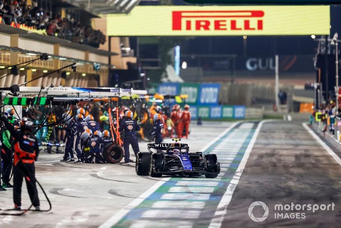 Logan Sargeant, Williams FW46, sale de su box tras una parada