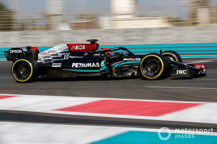 George Russell, con un Mercedes W10 adaptado (muleto) con los Pirelli de 18 pulgadas  