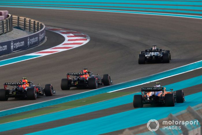 Lewis Hamilton, Mercedes W12, Max Verstappen, Red Bull Racing RB16B, Sergio Pérez, Red Bull Racing RB16B, mientras Lando Norris, McLaren MCL35M, se desvía