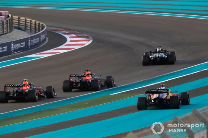 Lewis Hamilton, Mercedes W12, Max Verstappen, Red Bull Racing RB16B, Sergio Pérez, Red Bull Racing RB16B, mientras Lando Norris, McLaren MCL35M, se desvía
