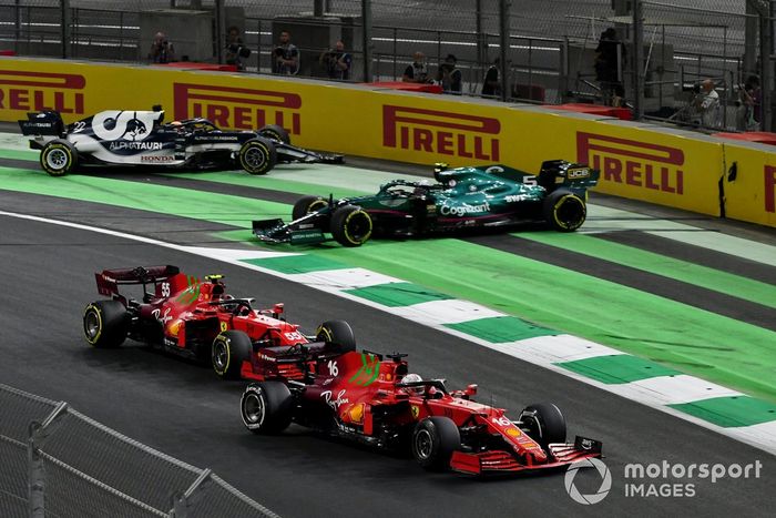 Charles Leclerc, Ferrari SF21, lucha con Carlos Sainz Jr., Ferrari SF21