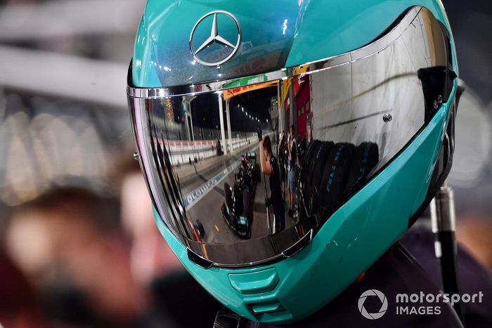 Lewis Hamilton, Mercedes W12, reflejado en la visera de un miembro del equipo de boxes de Mercedes