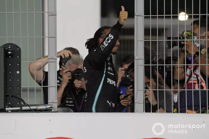 Ganador de la pole position Lewis Hamilton, Mercedes, celebra