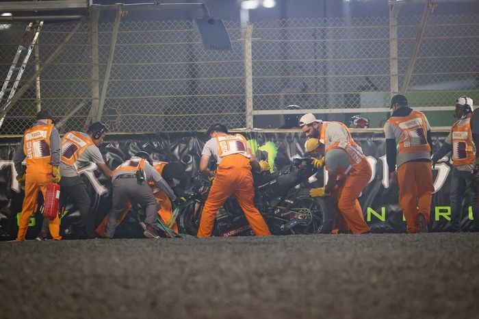 Caída de Darryn Binder, RNF MotoGP Team