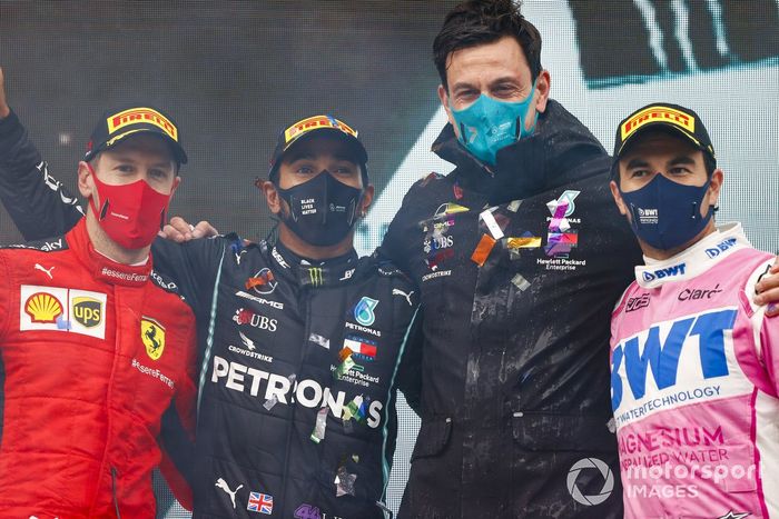 Podio: ganador y campeón del mundo Lewis Hamilton, Mercedes-AMG F1 con Toto Wolff, Director Ejecutivo Mercedes AMG, segundo lugar Sergio Pérez, Racing Point, y tercer lugar Sebastián Vettel, Ferrari