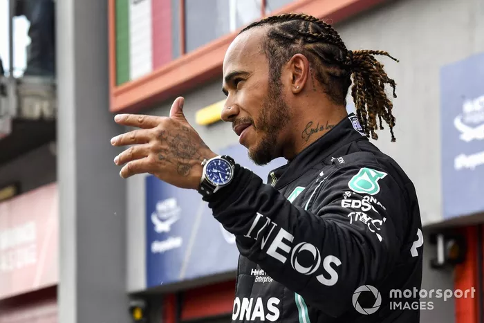 Ganador de la pole Lewis Hamilton, Mercedes, en Parc Ferme