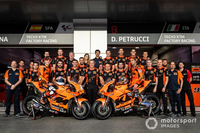 Danilo Petrucci, KTM Tech3, Iker Lecuona, KTM Tech3 con el equipo