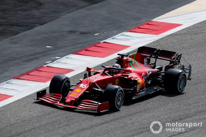 Desde delante: Ferrari SF21 