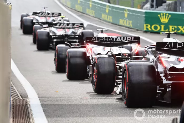 Kevin Magnussen, Haas VF-23, Nico Hulkenberg, Haas VF-23, Nyck de Vries, AlphaTauri AT04, Yuki Tsunoda, AlphaTauri AT04, fuera de boxes