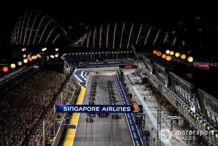 Lando Norris, McLaren MCL38, Max Verstappen, Red Bull Racing RB20, lideran la salida.