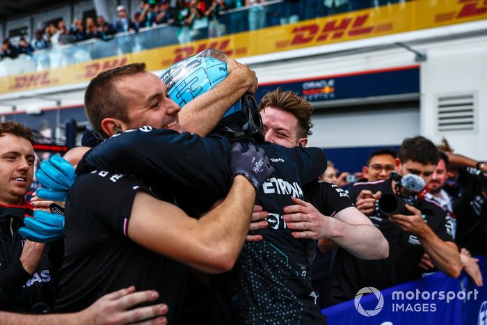 El hombre de la pole, George Russell, del equipo Mercedes-AMG F1, lo celebra en el Parc Ferme 