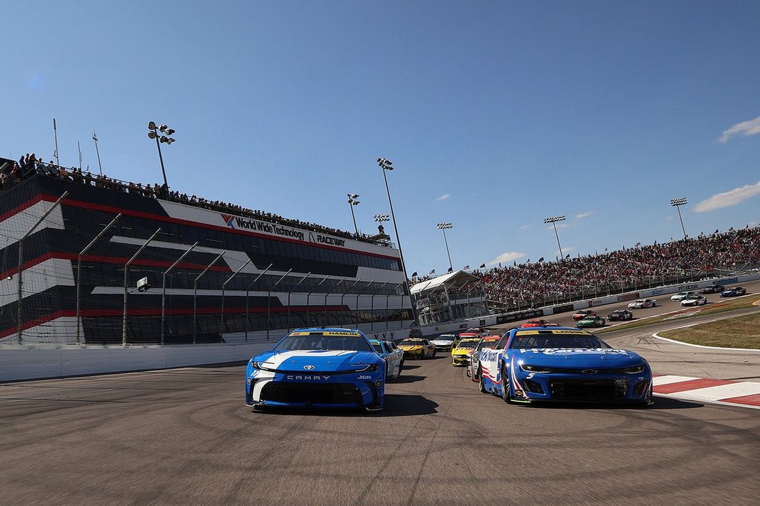 Denny Hamlin, Joe Gibbs Racing Toyota, Kyle Larson, Hendrick Motorsports Chevrolet