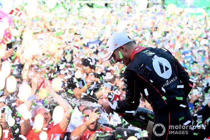 Jake Dennis, Andretti Autosport, 1ª posición, rocía Champán en el podio