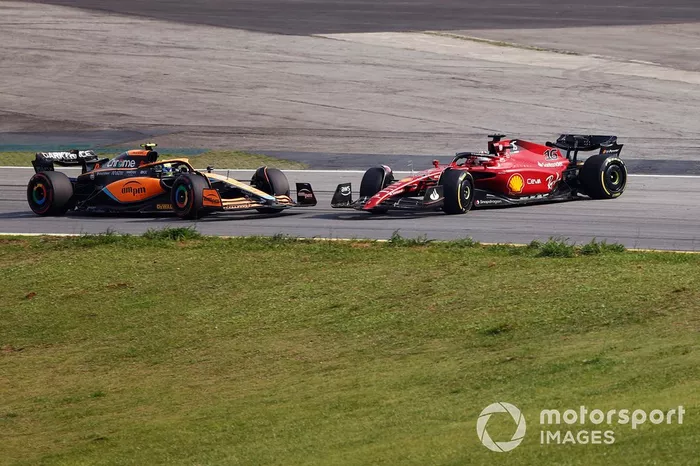 Lando Norris, McLaren MCL36, Charles Leclerc, Ferrari F1-75, chocan, provocando un trompo
