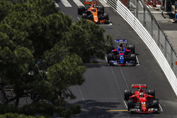 Sebastian Vettel, Ferrari SF70H, Carlos Sainz Jr., Scuderia Toro Rosso STR12, Stoffel Vandoorne, McLaren MCL32