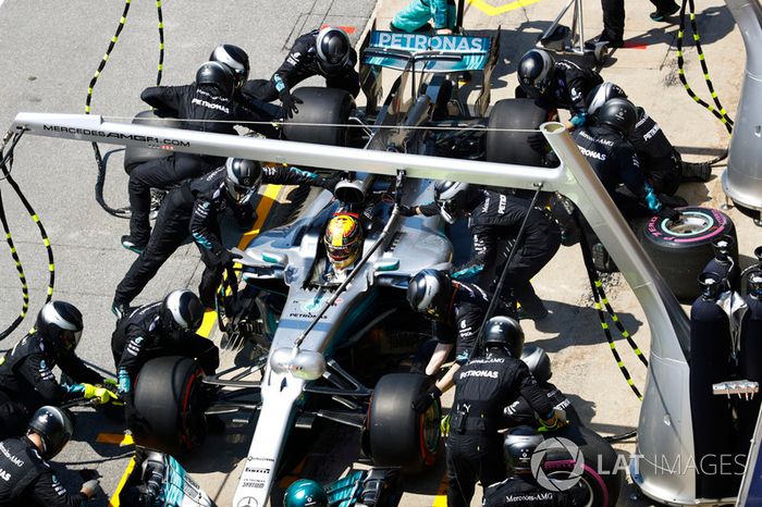 Lewis Hamilton, Mercedes AMG F1 W08, pit stop
