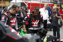 Ross Brawn, directeur de la compétition, FOM, parle à Günther Steiner, Team Principal, Haas F1 Team