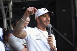 Ganador de la carrera Lewis Hamilton, Mercedes AMG F1 en el escenario