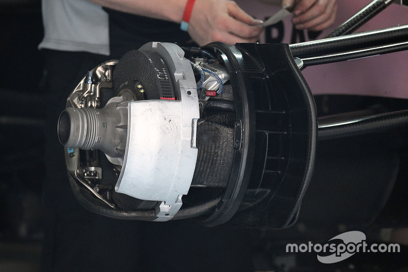 Détail des roues avant de la Force India VJM10