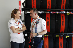 Claire Williams, Subdirector del equipo, Williams, habla con Paddy Lowe, Williams fórmula 1