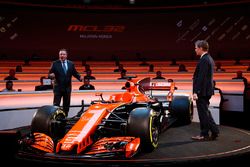 Zak Brown, Director Ejecutivo de McLaren Technology Group, habla con el presentador Simon Lazenby en