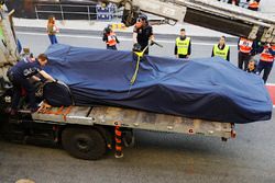 El Red Bull Racing RB13 TAG Heuer de Daniel Ricciardo es devuelto al garaje, tapado, sobre el camión