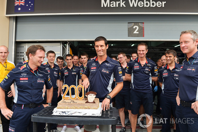 Mark Webber, Red Bull Racing celebrates his 200th Grand Prix start with Christian Horner, Red Bull Racing Team Principal and the Red Bull Racing team