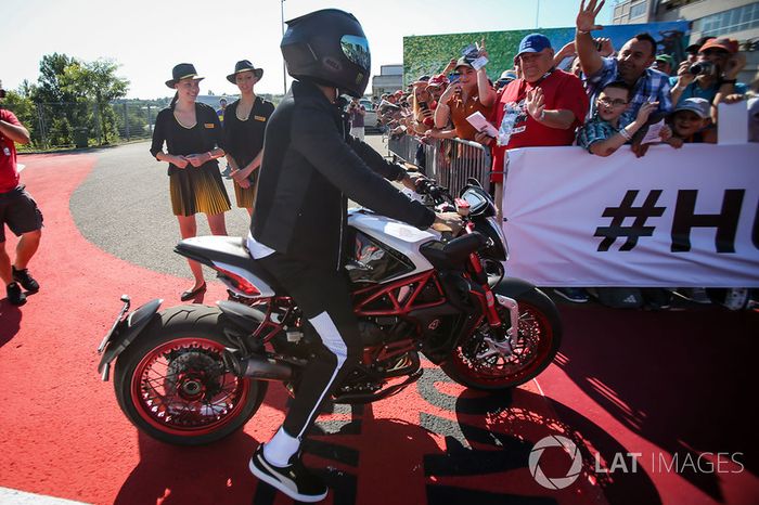 Lewis Hamilton, Mercedes AMG F1 en su MV Agusta Dragster RR LH44 Edición Limitada.