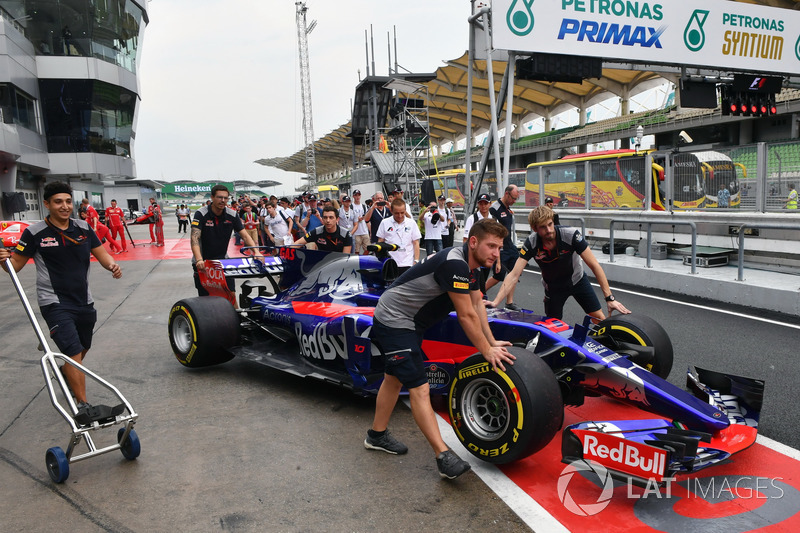 Une Scuderia Toro Rosso STR12 dans les stands