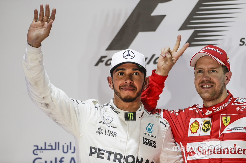 Lewis Hamilton, Mercedes AMG, segundo, Sebastian Vettel, Ferrari, ganador, en el podium
