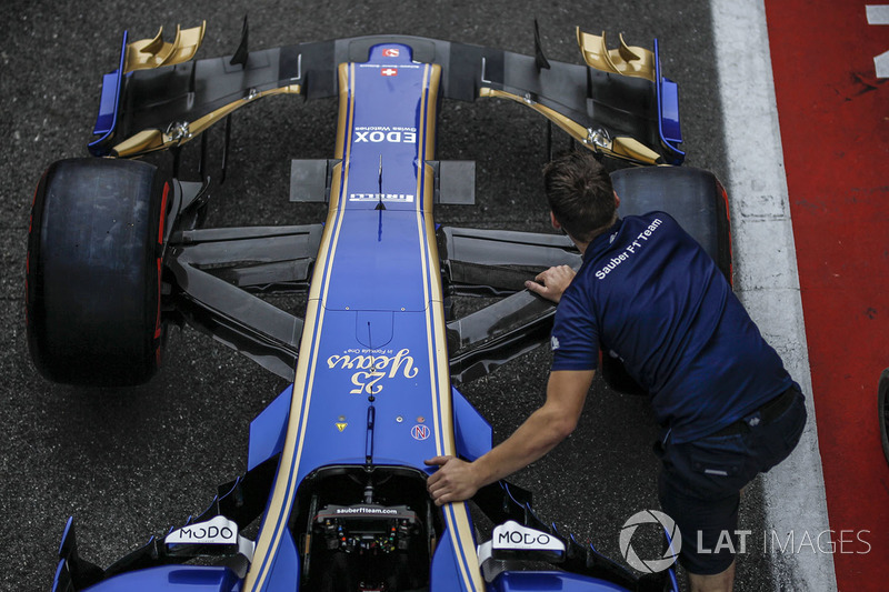 Sauber mechanic pushes the Sauber C36