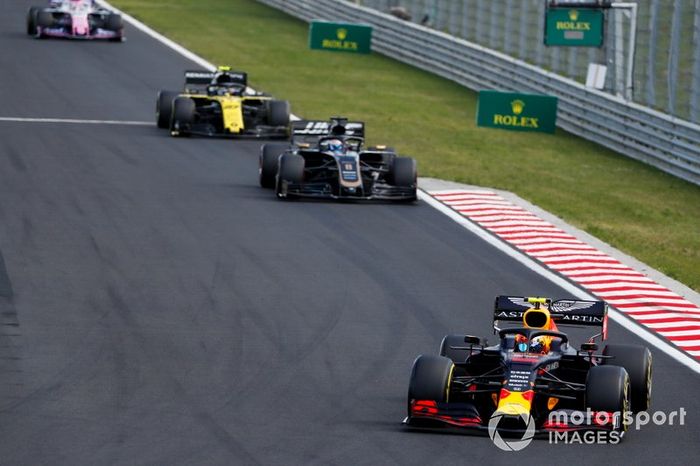 Pierre Gasly, Red Bull Racing RB15, lidera Romain Grosjean, Haas F1 Team VF-19, y Nico Hulkenberg, Renault F1 Team R.S. 19