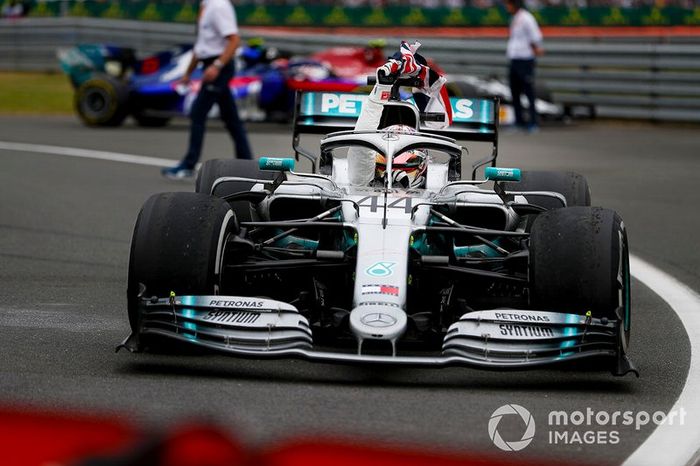 Il vincitore della gara Lewis Hamilton, Mercedes AMG F1 W10, con la bandiera