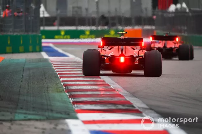 Charles Leclerc, Ferrari SF90, segue Sebastian Vettel, Ferrari SF90 