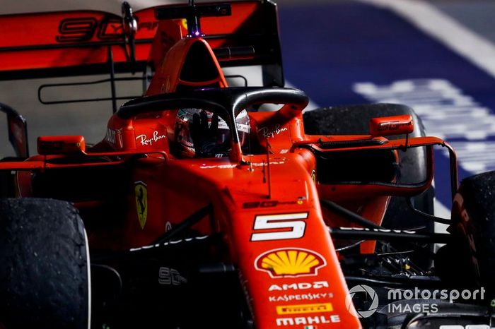 Il vincitore della gara Sebastian Vettel, Ferrari, festeggia nel parco chiuso
