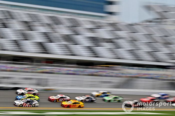 Brad Keselowski, Team Penske, Ford Mustang Miller Lite and Paul Menard, Wood Brothers Racing, Ford Mustang Menards / Dutch Boy