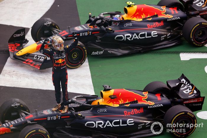 Max Verstappen, Red Bull Racing, 1ª posición, celebra su llegada al Parc Ferme