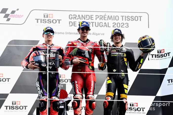 Podio: segundo lugar Maverick Viñales, Aprilia Racing Team, ganador Francesco Bagnaia, Ducati Team, tercer lugar Marco Bezzecchi, VR46 Racing Team