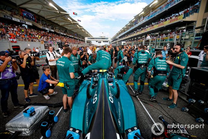 Sebastian Vettel, Aston Martin, llega a la parrilla