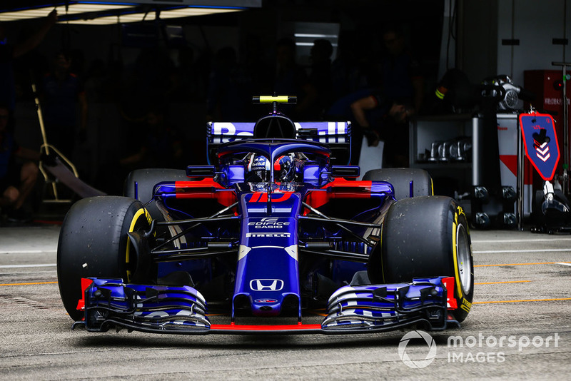 Pierre Gasly, Scuderia Toro Rosso STR13, leaves the garage
