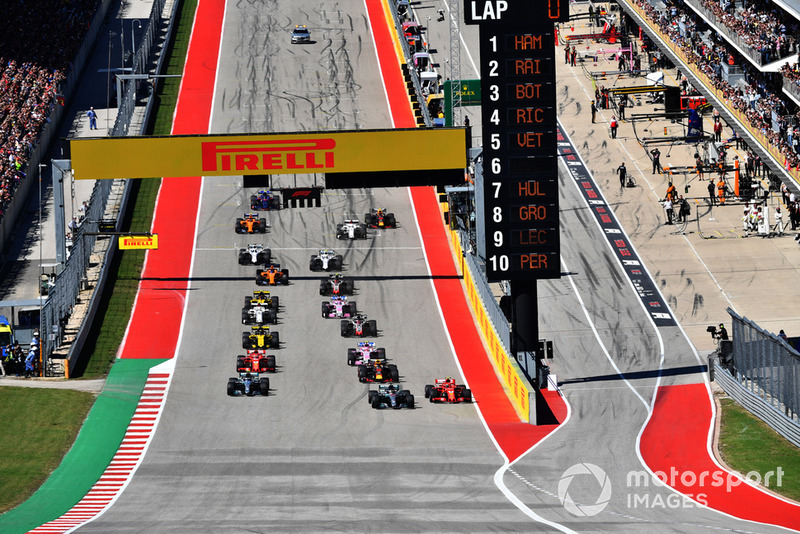 Kimi Raikkonen, Ferrari SF71H and Lewis Hamilton, Mercedes-AMG F1 W09 battle at the start of the race 