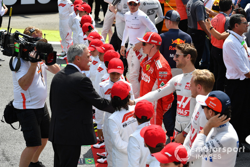 Чейз Кері, керівник Формули 1, та Ромен Грожан, Haas F1 Team