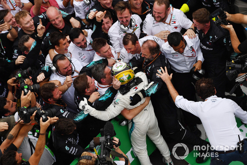 Il vincitore della gara Lewis Hamilton, Mercedes AMG F1, festeggia nel parco chiuso