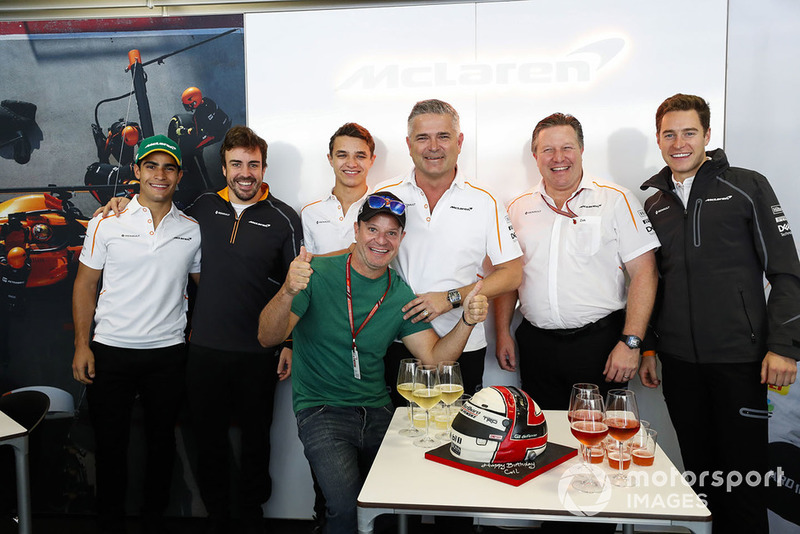 Жиль де Ферран, McLaren, святкує день народження з Сержіо Сетте Камарою, Фернандо Алонсо, Ландо Норрісом, Рубенсом Баррікелло, Заком Брауном та Стоффелем Вандорном